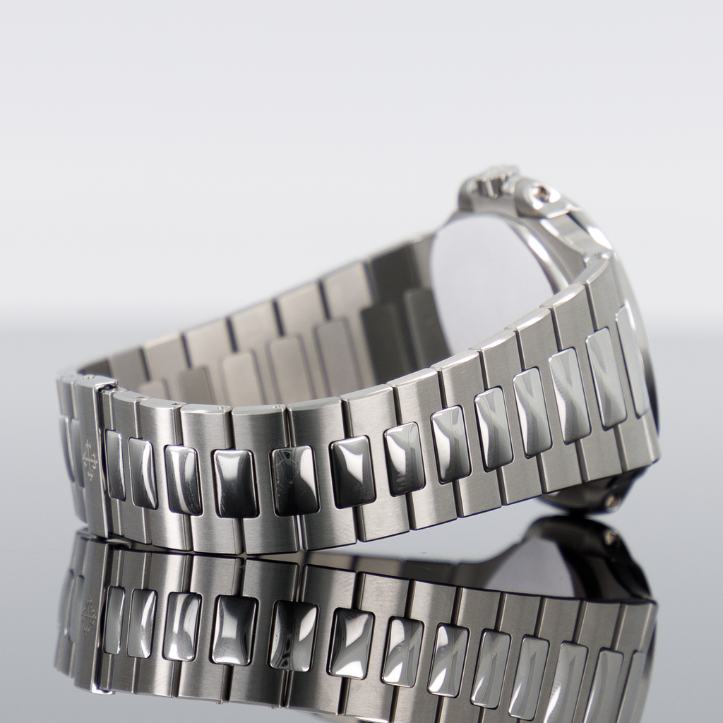 Patek Philippe Nautilus 5712/1A — Black Blue Dial Steel 40mm