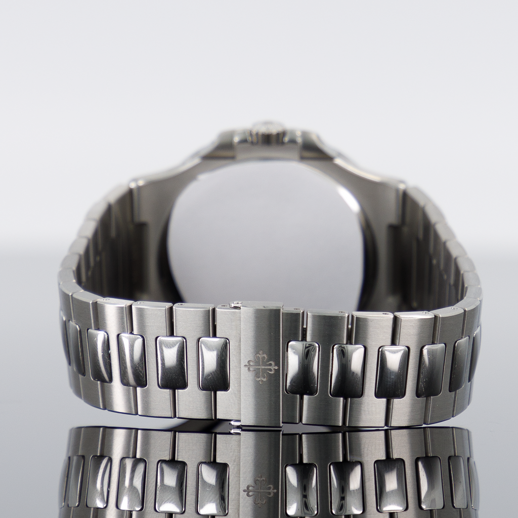 Patek Philippe Nautilus 5712/1A — Black Blue Dial Steel 40mm