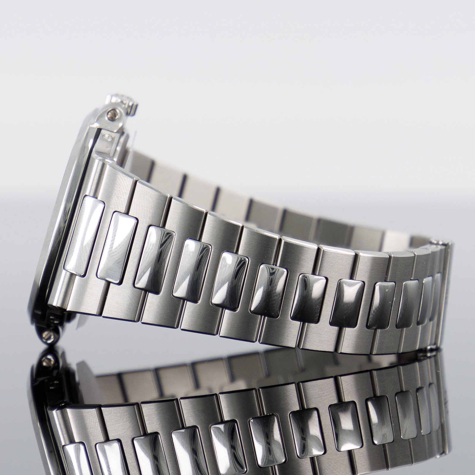 Patek Philippe Nautilus 5712/1A — Black Blue Dial Steel 40mm