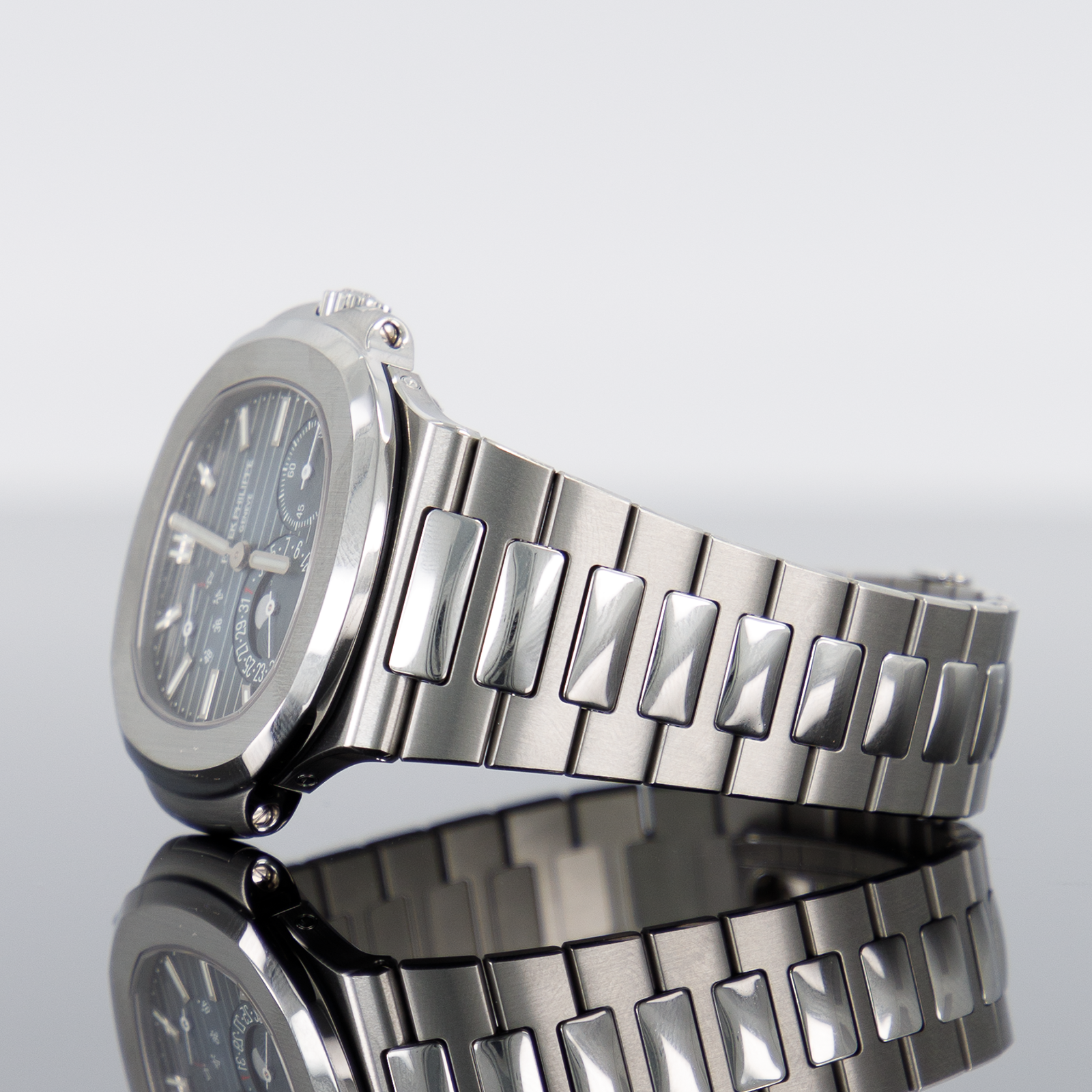Patek Philippe Nautilus 5712/1A — Black Blue Dial Steel 40mm