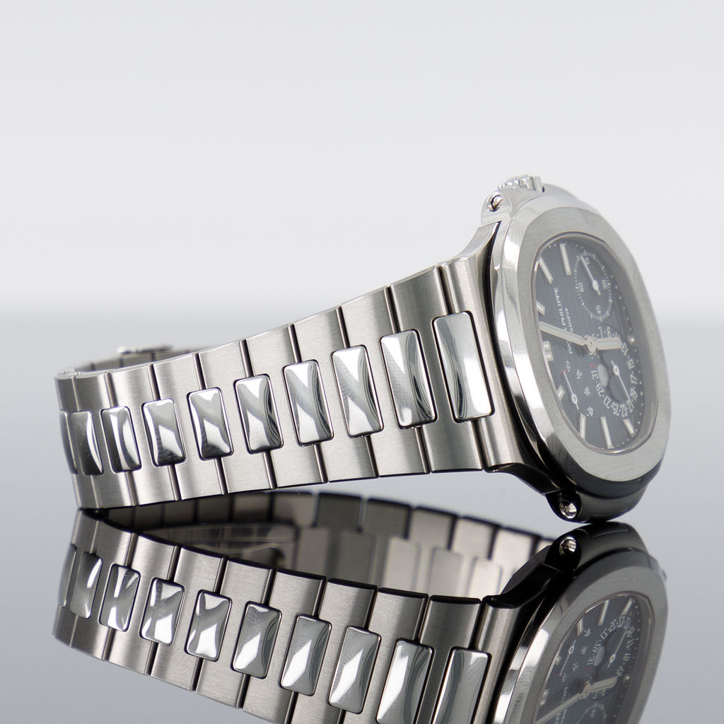 Patek Philippe Nautilus 5712/1A — Black Blue Dial Steel 40mm