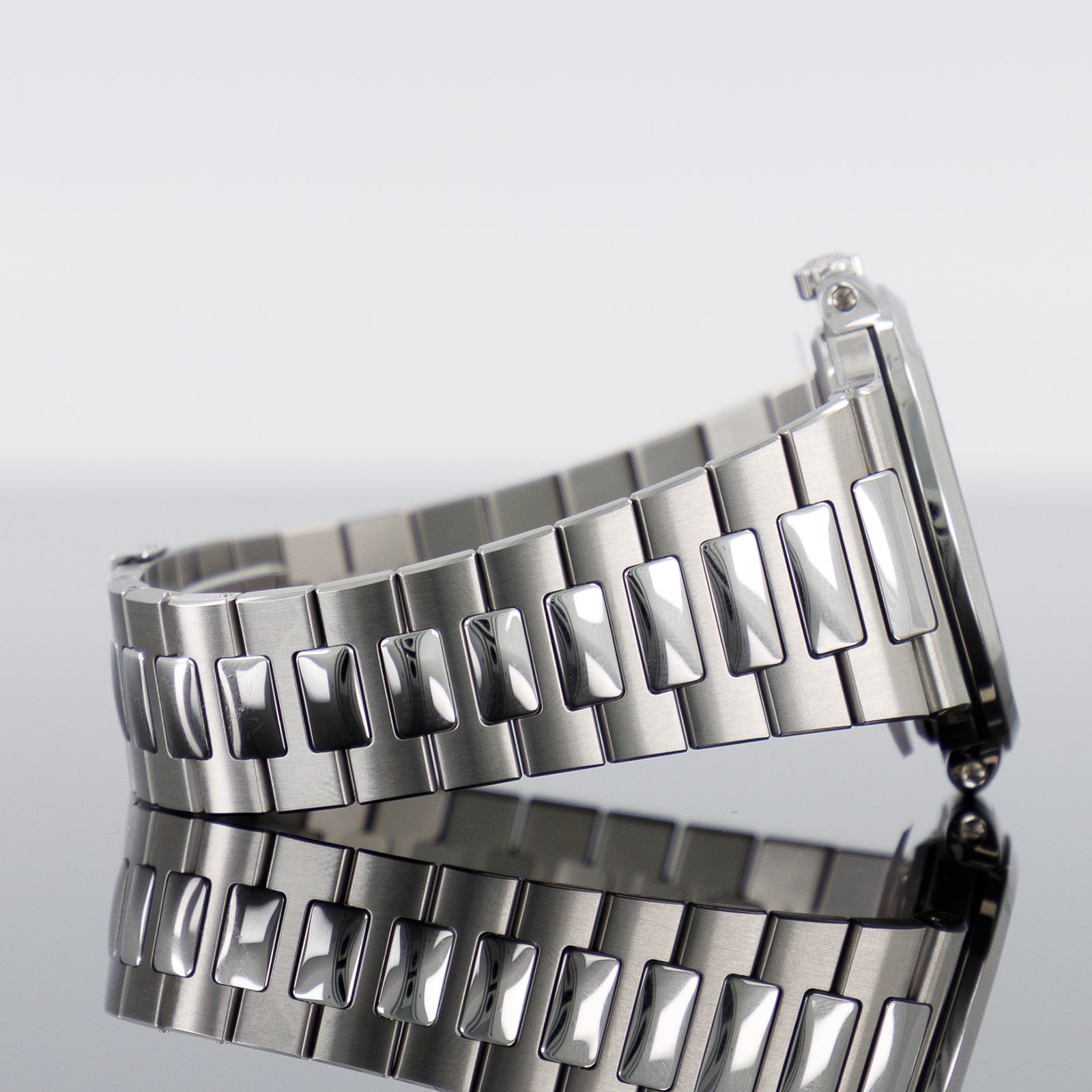 Patek Philippe Nautilus 5712/1A — Black Blue Dial Steel 40mm